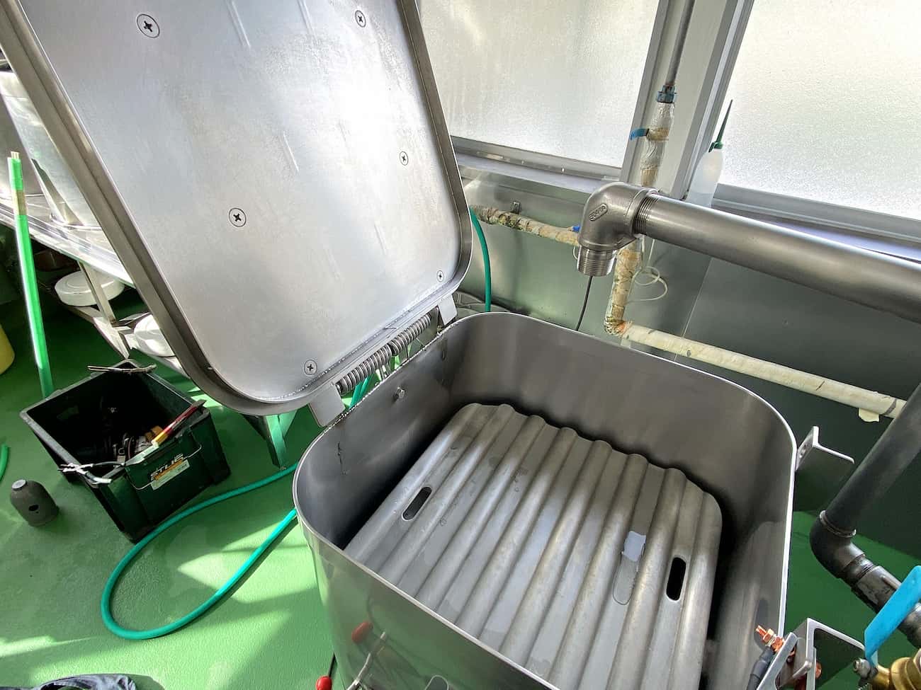 食品製造用撹拌機のふた根本の亀裂補修